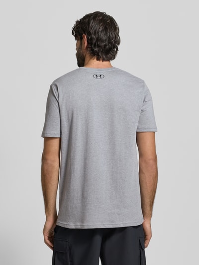 Under Armour T-shirt o kroju regular fit z nadrukiem z logo model 'Left' Średnioszary 5