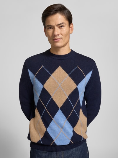 Männermodel trägt Slim Fit Pullover aus reinem Kaschmir in Strick-Optik von Christian Berg Men in Dunkelblau, Beige und Hellblau, Nahaufnahme Oberkörper. Rückenlänge 70 cm, Ärmellänge 68 cm, Rundhalsausschnitt.
