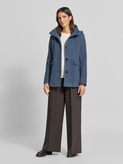Vrouwenmodel draagt blauwe regular fit parka uit wolmix van Gil Bret, Dames, met zwarte knopen, Ganzichaamsaanzicht van voren.