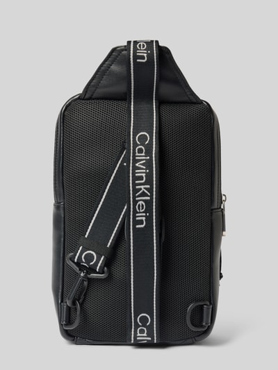 Produktfoto, Herren Umhängetasche mit Label-Prägung von CK Calvin Klein, schwarz, rechteckige Form, strukturierte Textur, kontrastowy pasek z logo, kontekst: Herren Umhängetasche von CK Calvin Klein