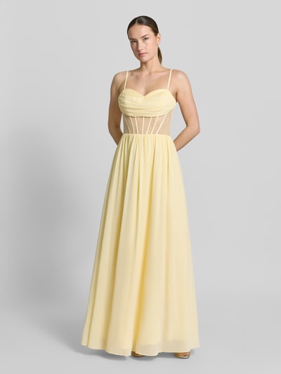 Frauenmodel trägt Corsagenkleid mit Spitze von Mascara in Hellgelb, Maxikleid aus Chiffon, verstellbare Spaghettiträger, taillierter Schnitt, Spitzen- und Chiffon-Texturen, unsichtbarer Reißverschluss hinten, Ganzkörperansicht von vorne.