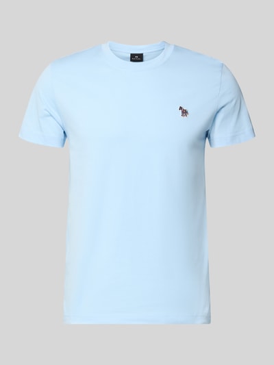 Produktfoto, hellblaues Slim Fit T-Shirt mit Rundhalsausschnitt von PAUL SMITH aus reiner Baumwolle, dezentes Stitching, neutrale Textur.