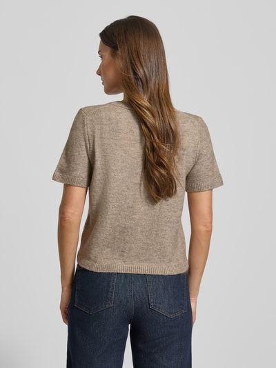 Frauenmodel trägt Kurzarm Strickpullover mit gerippten Abschlüssen Modell 'NEKKA' von Mango, Material-Mix mit Woll-Anteil, Regular-Fit, Rückansicht Ganzkörperansicht.