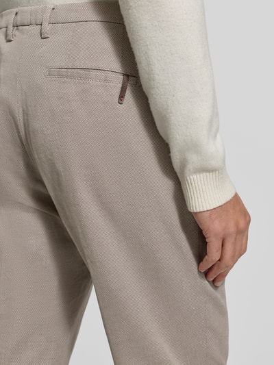 Männermodel trägt Stoffhose mit Gesäßtaschen Modell 'brody' von Cinque, Baumwoll-Elasthan-Mix in Beige, Detailaufnahme Rückansicht. Gerader Schnitt, Gesäßtasche mit feiner Textur.