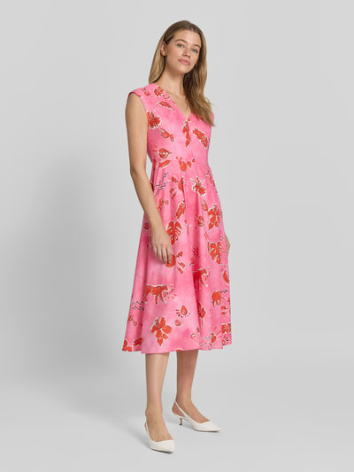 Frauenmodel trägt Midikleid im Allover-Look mit V-Ausschnitt von Milano Italy aus Reine Baumwolle in Pink und Rot, A-Linie, Ganzkörperansicht von vorne. Rückenlänge bei Größe 36: 119 cm, Brustweite bei Größe 36: 39 cm.