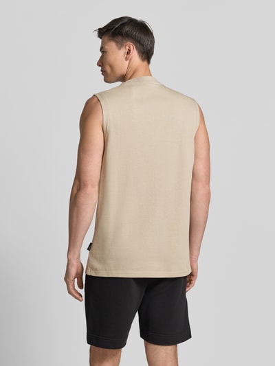 Männermodel trägt Regular Fit Tanktop mit Label-Stitching von COLUCCI aus reiner Baumwolle in Beige, Rückenlänge 73 cm, Ganzkörperansicht Rückansicht.
