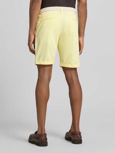 Männermodel trägt Bermudas mit Gürtel und Eingrifftaschen von MCNEAL in Hellgelb, Baumwoll-Mix mit Stretch, Straight Fit, Ganzkörperansicht Rückansicht.