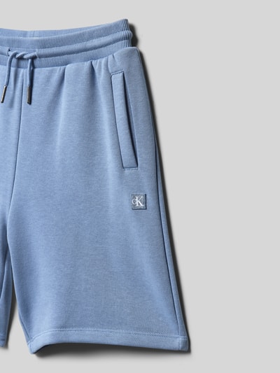 Calvin Klein Jeans Regular Fit Sweatshorts aus Baumwoll-Mix Hellblau 2