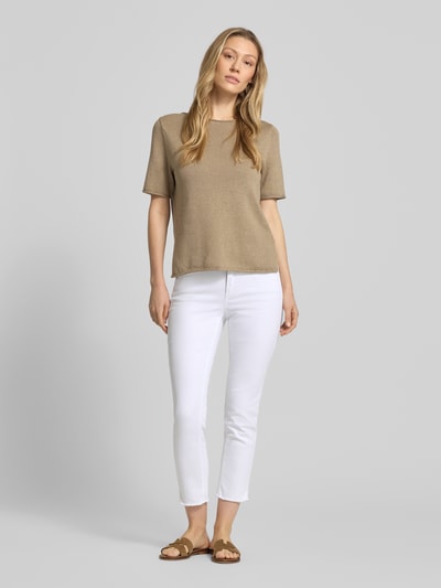 Frauenmodel trägt Slim Fit Jeans mit Fransensaum Modell 'PIPER SHORT' von Cambio in Weiß, Baumwoll-Mix mit Stretch-Anteil, Eingrifftaschen, Knopf- und Reißverschluss, Körpernaher-Schnitt, Ganzkörperansicht von vorne.