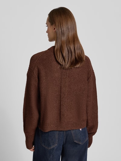 Frauenmodel trägt Boxy Fit Strickjacke Modell 'FLORA' von Topshop in Braun mit Rundhalsausschnitt, strukturierter Strick, Rückenansicht, Damen Strickjacke, Länge 54 cm, Ärmellänge 53 cm, Ganzkörperansicht Rückansicht.