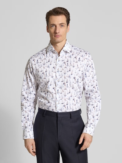 Männermodel trägt Regular Fit Business-Hemd mit Kentkragen von ETERNA, Allover-Motiv-Print, Reine Baumwolle, Ganzkörperansicht von vorne.