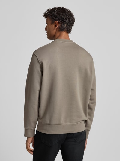 Männermodel trägt Sweatshirt mit Label-Stitching von Emporio Armani in Taupe, Reine Baumwolle, Lockerer-Schnitt, Gerippte-Abschlüsse, Rückenlänge 70 cm, Ärmellänge 64 cm, Ganzkörperansicht Rückansicht.