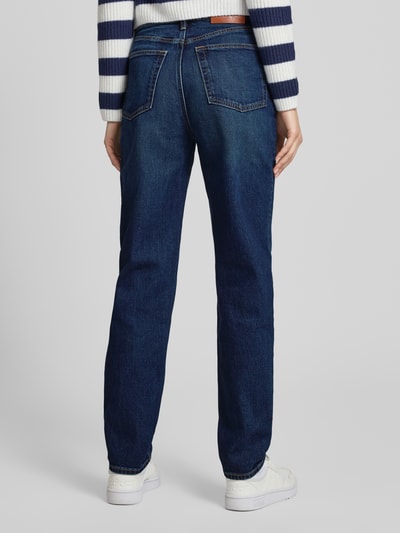 Modelka nosi Straight Fit Jeans mit Logo-Patch Modell 'New Moon' od Calvin Klein Jeans, granatowa bawełna, 5 kieszeni, widok całej sylwetki z tyłu, kontekst: elastyczna mieszanka bawełny, krój straight fit, guzik i zamek, szerokość w rozmiarze 27/32: 35 cm, długość wewnętrzna nogawki: 77 cm