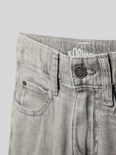 Produktfoto, Loose Fit Jeans aus reiner Baumwolle von s.Oliver RED LABEL in grauer Denim-Optik, 5-Pocket-Design, Twill-Materialverarbeitung, Knopf und Reißverschluss, Bundabschluss mit Weitenregulierung.