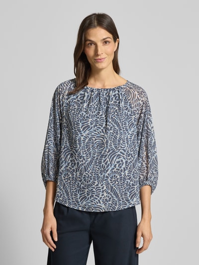 Frauenmodel trägt Oversized Langarmbluse mit 3/4-Arm von s.Oliver BLACK LABEL, Optik: Unifarben, semitransparent, Muster: abstrakt, Label-Stitching, U-Boot-Ausschnitt, Rumpfabschluss abgerundet, Materialverarbeitung: Chiffon, Ganzkörperansicht von vorne.