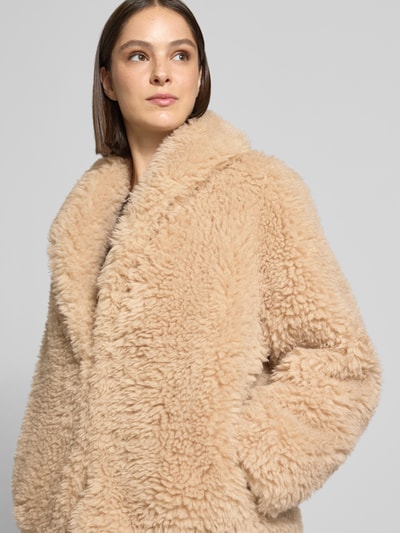 Frauenmodel trägt Regular Fit Hose aus Teddyfell Modell 'COSETTA' von Marella in Beige mit flauschiger Textur, Nahaufnahme Oberkörper. Damen Hose von Marella, Teddyfell, Regular Fit, Reverskragen, Rückenlänge 73 cm, Schulterbreite 50 cm, Brustweite 60 cm, Ärmellänge 62 cm.