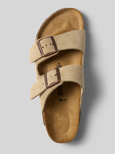 Produktfoto, Slipper mit offener Ferse Modell 'Arizona' von Birkenstock, beiger Velours, abgerundete Passform, Logo-Detail, 3 cm Absatzhöhe