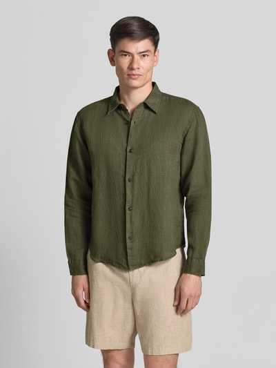 Männermodel trägt Regular Fit Leinenhemd mit Kentkragen von GAP in Olivgrün, Struktur sichtbar, Knopfleiste, Ganzkörperansicht von vorne, reines Leinen, Rückenlänge Größe M 71 cm, Schulterbreite 49 cm, Ärmellänge 64 cm
