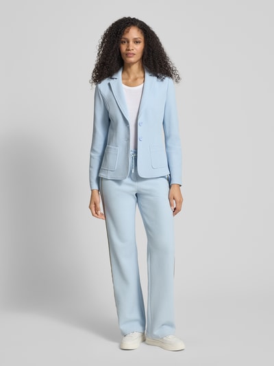 Kobiece modelka nosi Slim Fit Blazer mit Reverskragen von Marc Cain, mieszanka bawełny z dodatkiem streczu, krój slim fit, kołnierz z połami, listwa guzikowa, nakładane kieszenie, długość tyłu w rozmiarze 36: 59 cm, szerokość w rozmiarze 36: 42 cm, długość rękawów w rozmiarze 36: 62 cm, jasnoniebieski, gładka faktura, całkowity widok z przodu.