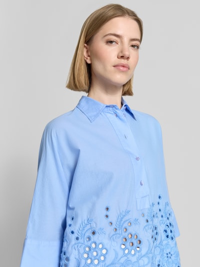 Emily Van den Bergh Boxy Fit Bluse mit Lochstickerei Hellblau 3