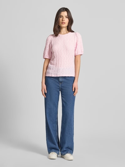 Frauenmodel trägt Blusenshirt mit Strukturmuster Modell 'FALL' von Vila in Rosa, Material-Mix mit Stretch-Anteil, Regular-Fit, Rundhalsausschnitt, Rückenlänge bei Größe S 53 cm, Ärmellänge 31 cm, Ganzkörperansicht von vorne.