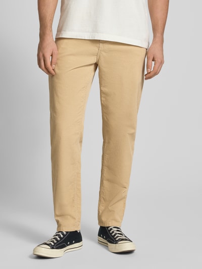 Männermodel trägt Stoffhose mit 5-Pocket-Design von Carhartt Work In Progress, Reine Baumwolle, Gerader Schnitt, Nahaufnahme Unterkörper