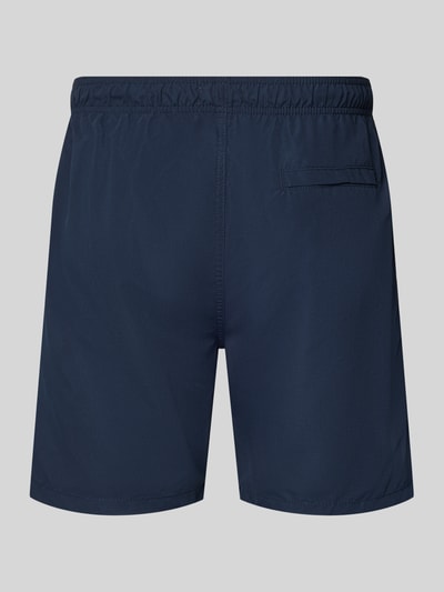 Produktfoto, Badehose mit Label-Patch Modell 'Mike' von Shiwi in Dunkelblau, Loose-Fit, elastischer Bund mit Kordelzug, Gesäßleistentasche