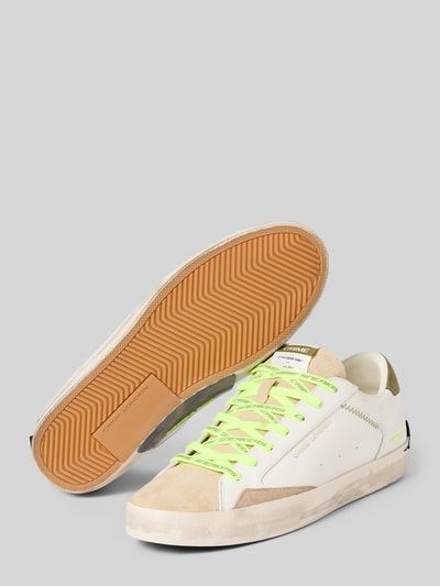 Produktfoto, Sneaker aus Leder Modell 'DISTRESSED' von Crime London in Beige und Weiß mit Schnürung, abgerundete Spitze, Label-Details, Distressed-Look, Absatzhöhe 3 cm, Schafthöhe 11 cm, Schaftweite 9 cm, Herren Sneaker aus Echtleder