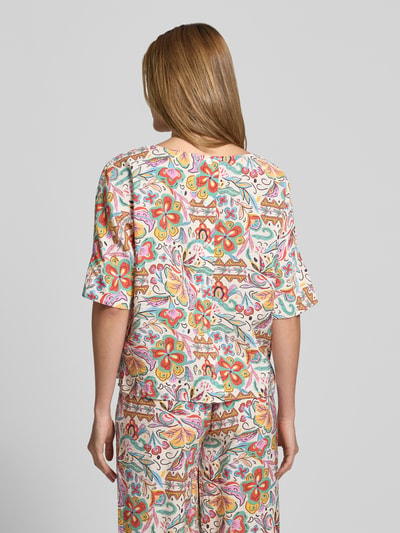 Frauenmodel trägt Bluse aus Viskose-Mix mit U-Boot-Ausschnitt von Christian Berg Woman, bunt gemustert, Regular-Fit, 1/2-Arm, Rückenlänge 57 cm, Ganzkörperansicht Rückansicht.