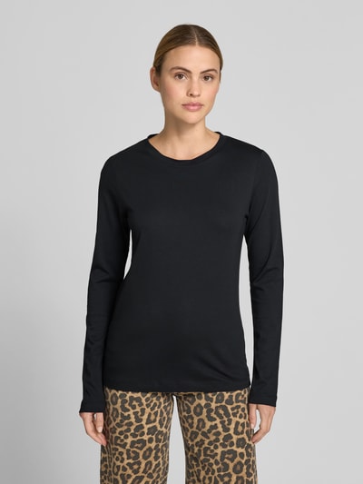 Frauenmodel trägt Longsleeve mit Rundhalsausschnitt von Juvia aus Baumwoll-Mix, gerader Schnitt, Unifarben, Rückenlänge 60 cm, Ganzkörperansicht von vorne.