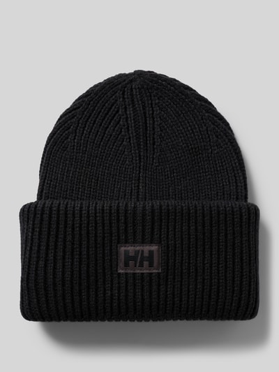 Produktfoto, Beanie in Strick-Optik mit Logo-Patch von Helly Hansen, schwarzer grob gestrickter Stoff, Strukturmuster, fixierter Bund