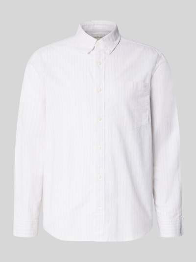Produktfoto, Classic Fit Freizeithemd mit Button-Down-Kragen von Calvin Klein Jeans, weiß mit dezentem Streifenmuster, Baumwoll-Elasthan-Mix, Knopfleiste, Brusttasche, Label-Stitching, Größe M: Rückenlänge 81 cm, Schulterbreite 46 cm, Ärmellänge 65 cm.