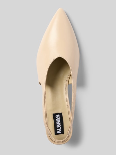 Produktfoto, Pumps mit Pfennigabsatz Modell 'Eros' von ALOHAS, Damen Pumps in Beige, vorne spitz zulaufend, elastischer Riemen, Absatzhöhe: 1 cm, Schafthöhe: 4 cm, Schaftweite: 17 cm, Draufsicht.