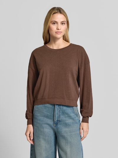 Frauenmodel trägt Relaxed Fit Sweatshirt aus reiner Baumwolle von American Vintage in Braun, elastische Bündchen, Rundhalsausschnitt, Langarm, Vorderansicht, Nahaufnahme Oberkörper.