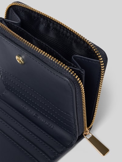 Produktfoto, Portemonnaie in Lederoptik von Tommy Hilfiger, Optik: Unifarben, Druckknopf, Reißverschluss, Münzfach, Kartenfächer, Geldscheinfächer, Logo-Applikation aus Metall, Kontraststreifen