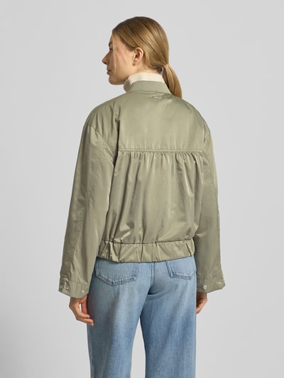 Vrouwenmodel draagt CINQUE dames jack met opstaande kraag, klepzakken, ritssluiting, model 'CIBLOUMINA', regular fit, kleur lichtgroen, ruglengte maat 36: 57 cm, schouderbreedte 46 cm, borstwijdte 56 cm, mouwlengte 58 cm. Ganzkörperansicht Rückansicht.
