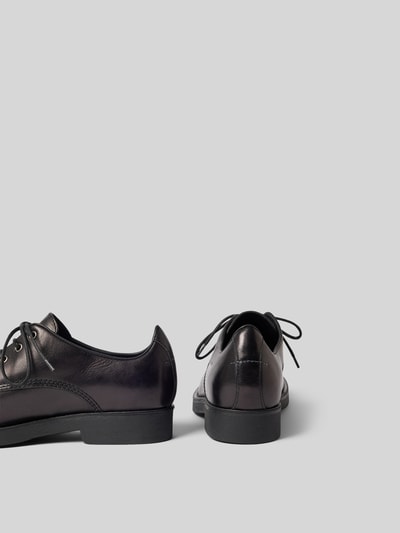 Produktfoto, Derby-Schuhe mit Schnürverschluss von MM6 Maison Margiela in Schwarz mit abgerundeter Form, Ziernähten und glatter Sohle auf grauem Hintergrund