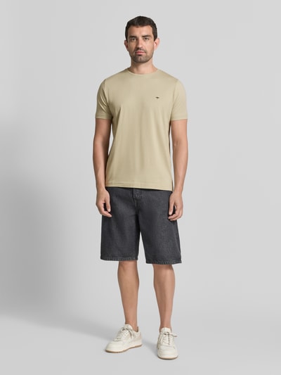 Mannermodel draagt T-Shirt met Rundhalsausschnitt und Label-Stitching van Fynch-Hatton, Puur katoen, regular fit, ronde hals, labelstitching, ruglengte maat M 72 cm, Ganzkörperansicht van voren.