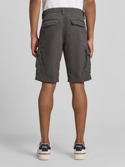 Männermodel trägt Bermudas mit Pattentaschen und Label-Stitchings von PME Legend in Dunkelgrau, Straight Fit, Ganzkörperansicht Rückansicht.