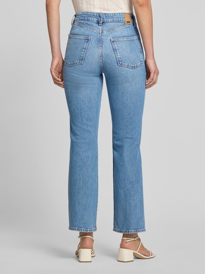 Vrouwenmodel draagt lichtblauwe Slim Fit Bootcut-jeans uit katoenmix Modell 'PARKWAY-STR' van BOSS, dames bootcut-jeans, volledige achteraanzicht.