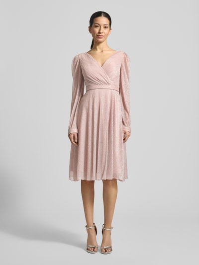 Kobiece modelka nosi Regular Fit Kleid in Wickel-Optik od TROYDEN COLLECTION, błyszcząca siateczka, krój regular fit, długi rękaw, taliowany, wszyty zamek błyskawiczny, dekolt w serek, jasnoróżowy kolor, gładka faktura, długość tyłu w rozmiarze 36: 90 cm, szerokość w rozmiarze 36: 37 cm, długość rękawów w rozmiarze 36: 67 cm, całkowity widok z przodu