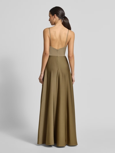 Frauenmodel trägt Abendkleid mit Spaghettiträgern von Laona in Oliv, taillierte Passform, Maxi-Länge, Haken-Reißverschluss, Rückenansicht.