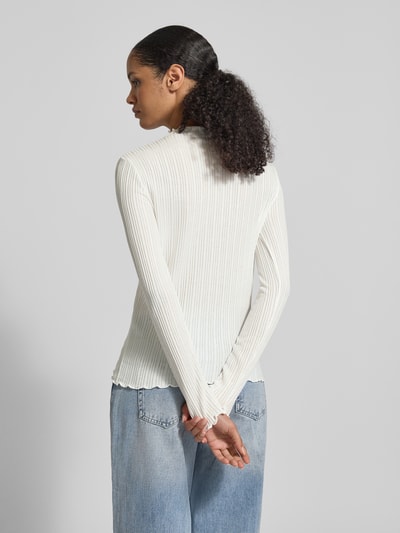 Männermodel trägt Longsleeve mit Stehkragen Modell 'Sivi' von OPUS, biały, tekstura prążkowana, krój slim fit, damski, muszlowy brzeg, długość tyłu w rozmiarze 36: 60 cm, całopostaciowy widok z tyłu.