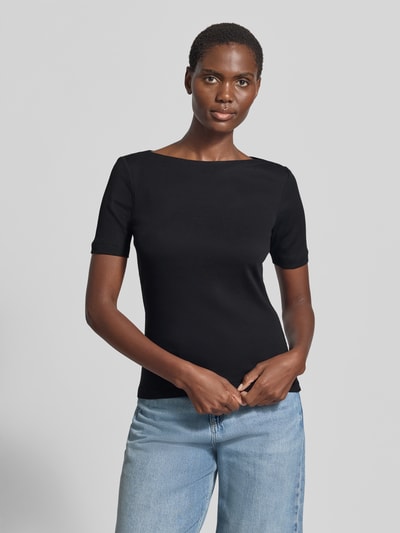 Frauenmodel trägt Slim Fit T-Shirt mit Strukturmuster Modell 'Klenja' von Someday in Schwarz, elastischer Baumwoll-Mix, U-Boot-Ausschnitt, Kurzarm, Ganzkörperansicht von vorne.
