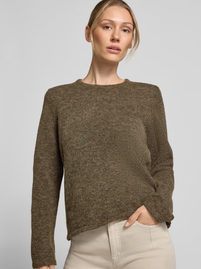 Frauenmodel trägt Regular Fit Pullover aus Woll-Mix Modell 'LULU' von Selected in Olivgrün, strukturierte Oberfläche, Damen Pullover, Nahaufnahme Oberkörper.