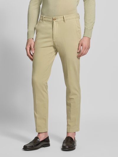 Mannenmodel draagt lichtbeige slim fit chino uit katoenmix, Slim Fit Chino uit katoenmix model 'Kaiton1' van BOSS, Heren broek, close-up van voorkant