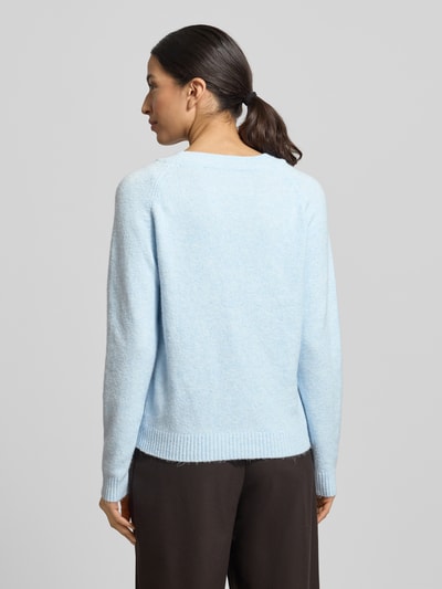 Frauenmodel trägt Regular Fit Strickpullover mit Crew Neck Modell 'DOFFY' von Vero Moda in Hellblau, unifarben, lange Ärmel, gerippte Abschlüsse, Ganzkörperansicht Rückansicht.