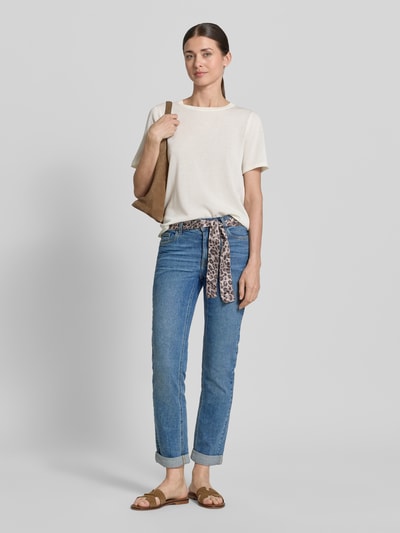 Vrouwenmodel draagt Slim Fit Jeans met Bindegürtel en Saum met Aufschlag van Zero, blauw, 5-pocketmodel, gestikt logo, nauwsluitend model, knoop- en ritssluiting, strikceintuur, omslag, bandwijdte maat 36: 36 cm, binnenbeenlengte maat 36: 70 cm, Ganzkörperansicht van voren.