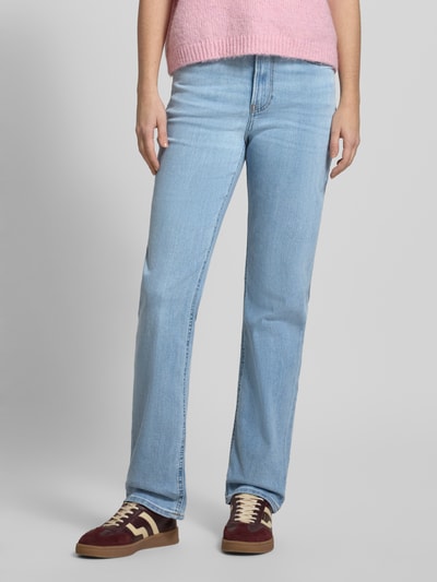 Modelka nosi Sli Fit Jeans mit 5-Pocket-Design od Calvin Klein Jeans, jeans jasnoniebieski, krój prosty, detal z logo, bawełna ze stretchem, Szerokość w rozmiarze 27/32: 35 cm, długość wewnętrzna nogawki: 76 cm, widok całej sylwetki z przodu.