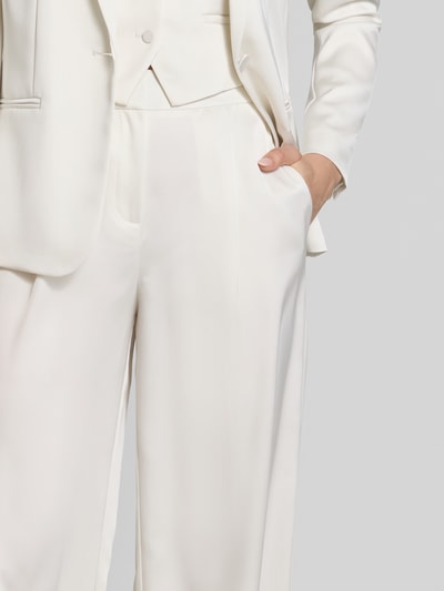 Kobiece modelka nosi Hose mit weitem Bein und Falten von Jake*s Cocktail, satyn, białe szerokie nogawki, fałdy, tylna kieszeń, szerokość w rozmiarze 36: 34 cm, długość nogawki wewnętrznej w rozmiarze 36: 82 cm, zdjęcie z przodu, zbliżenie na biodra
